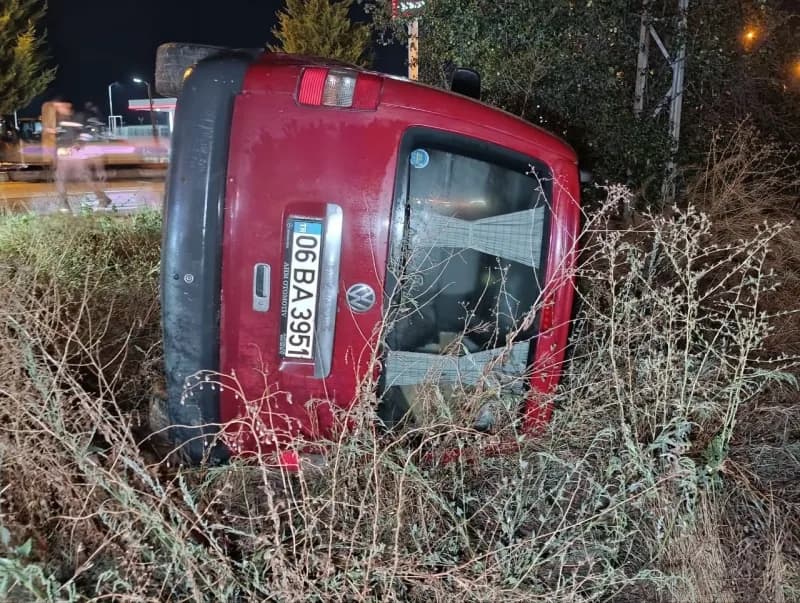 Konya’nın Beyşehir ilçesinde yağışlı hava nedeniyle kayganlaşan yolda kayarak kontrolden çıkan hafif ticari araç şarampo