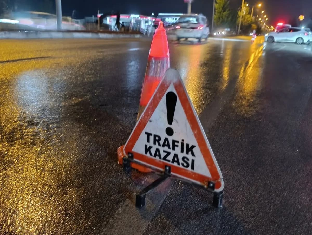 Konya’nın Beyşehir ilçesinde yağışlı hava nedeniyle kayganlaşan yolda kayarak kontrolden çıkan hafif ticari araç şarampo
