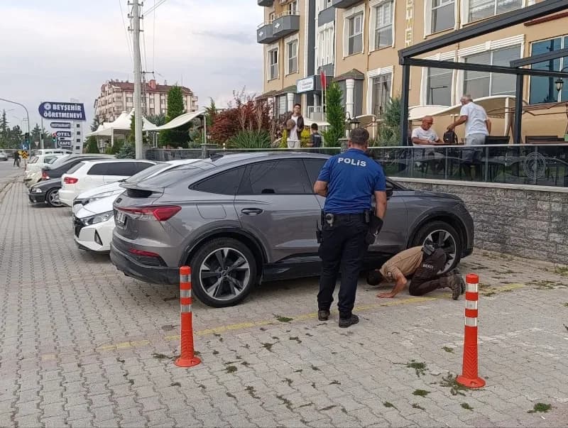 Konya’nın Beyşehir ilçesinde, bir otomobilin motor bölümüne giren kedi vatandaş ve polis yardımıyla sıkıştığı yerden çık