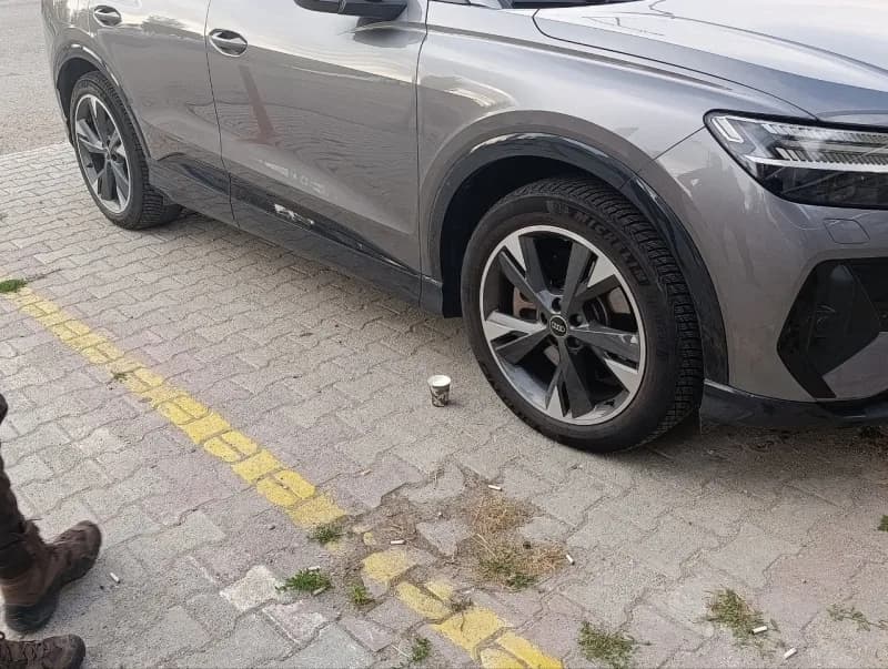 Konya’nın Beyşehir ilçesinde, bir otomobilin motor bölümüne giren kedi vatandaş ve polis yardımıyla sıkıştığı yerden çık