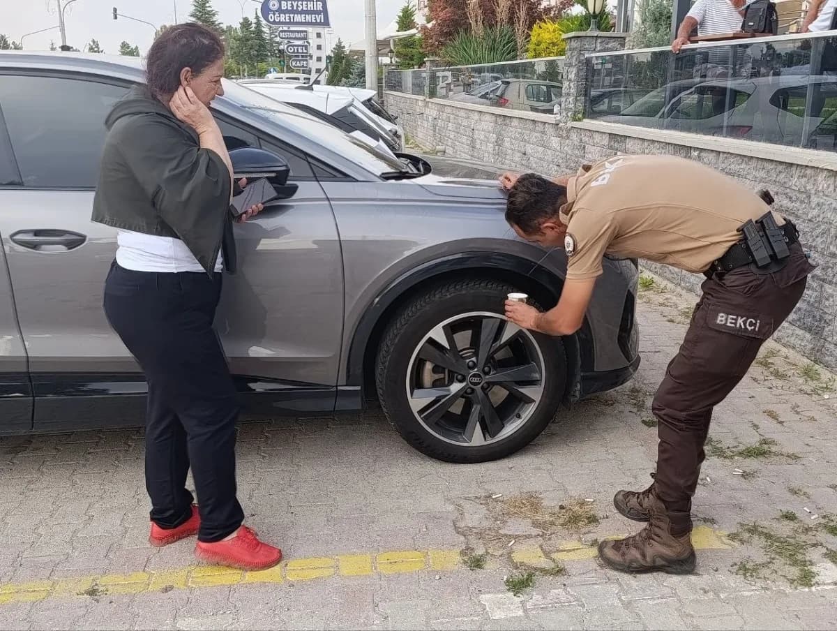 Konya’nın Beyşehir ilçesinde, bir otomobilin motor bölümüne giren kedi vatandaş ve polis yardımıyla sıkıştığı yerden çık