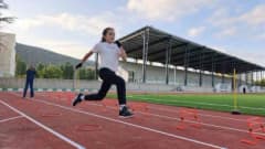 Konya Bozkır Atatürk Stadyumu’nda gönüllü antrenör eşliğinde atletizm antrenmanı yapan genç sporcular
