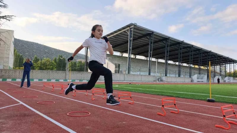 Konya Bozkır Atatürk Stadyumu’nda gönüllü antrenör eşliğinde atletizm antrenmanı yapan genç sporcular