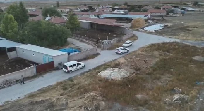 Konya’nın Ereğli ilçesinde Jandarma ekiplerinin düzenlediği operasyonda, depo görünümlü alana ekilmiş 35 kök kenevir bit