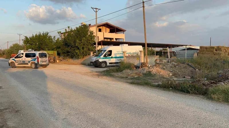Konya’nın Ereğli ilçesinde çiftlik evinin avlusunda geri manevra yapan traktör, 4 yaşındaki çocuğa çarptı. Traktörün alt