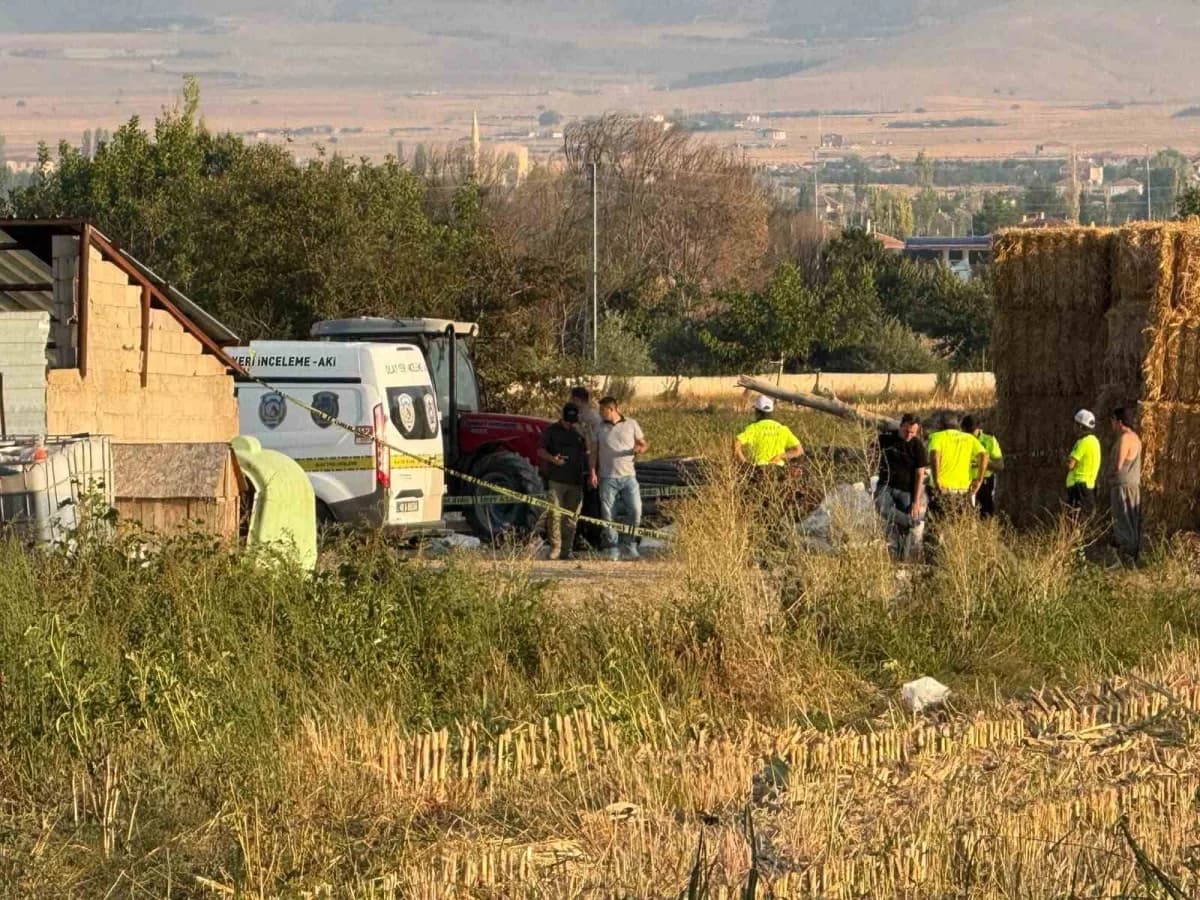 Konya’nın Ereğli ilçesinde çiftlik evinin avlusunda geri manevra yapan traktör, 4 yaşındaki çocuğa çarptı. Traktörün alt