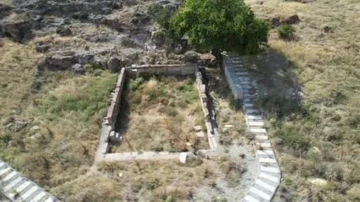 Konya Ilgın'da bulunan Hitit dönemine ait Yalburt Su Anıtı üzerindeki hiyeroglif yazıtlar