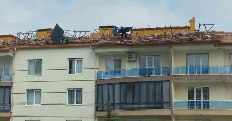 Konya’nın Karapınar ilçesinde 4 katlı bir apartmanın çatısında gerçekleştirilen yenileme çalışmasında işçilerin, herhang