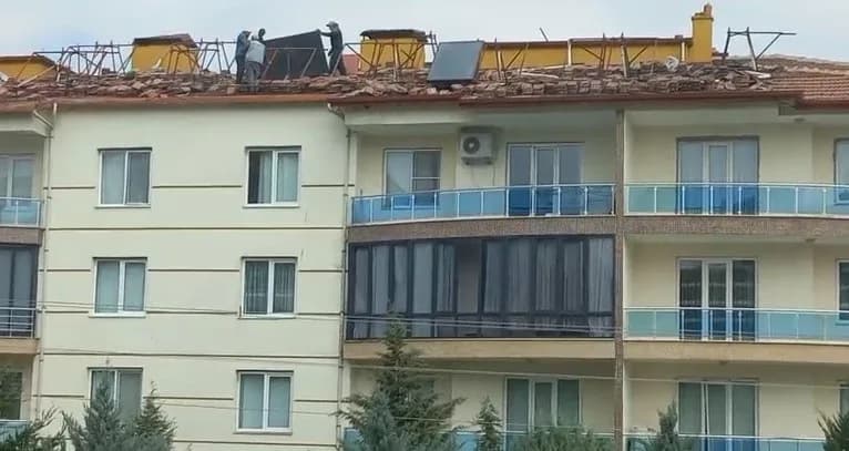 Konya Karapınar'da 4 katlı bir apartmanın çatısında iş güvenliği önlemi olmadan yenileme çalışması yapan işçiler