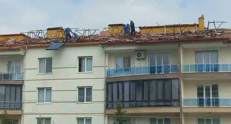Konya’nın Karapınar ilçesinde 4 katlı bir apartmanın çatısında gerçekleştirilen yenileme çalışmasında işçilerin, herhang