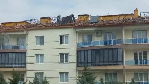 Konya Karapınar'da 4 katlı bir apartmanın çatısında iş güvenliği önlemi olmadan yenileme çalışması yapan işçiler