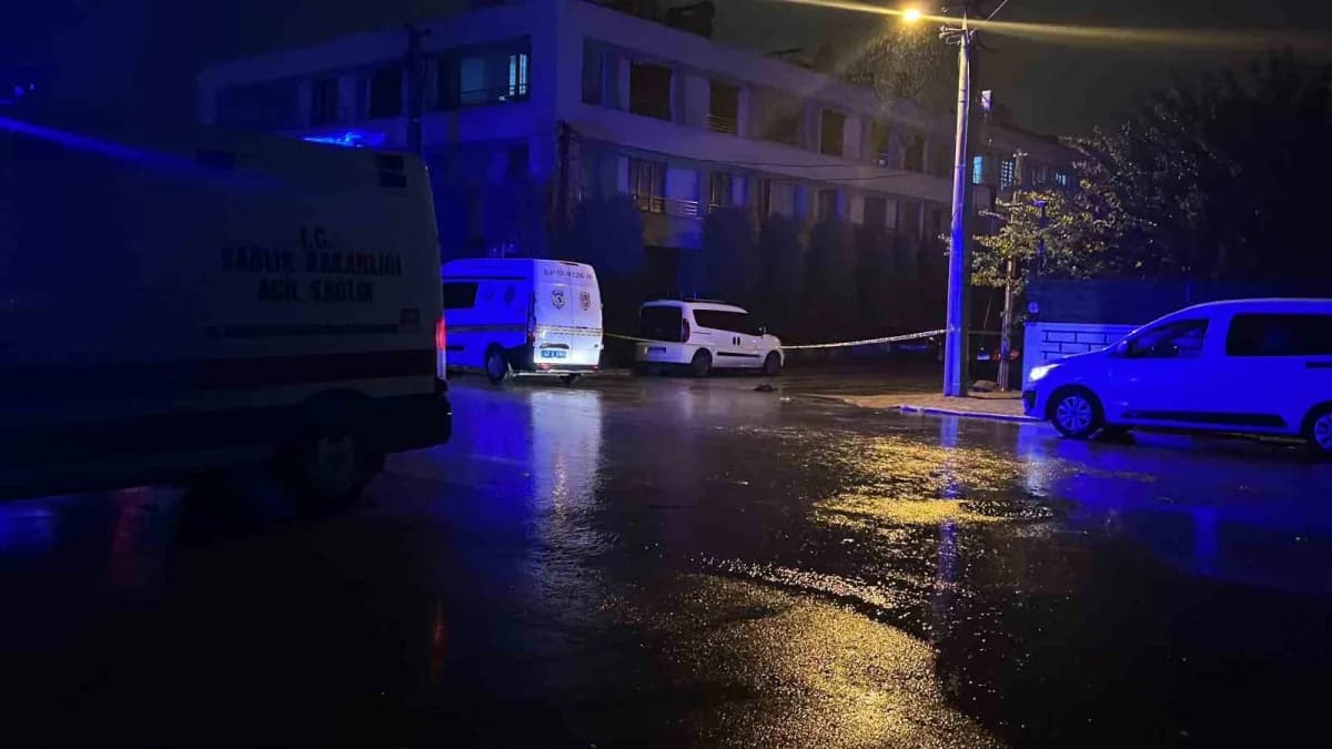 Konya’da iki komşu arasında çıkan kavgada 1 çocuk silahla vurularak yaralandı.