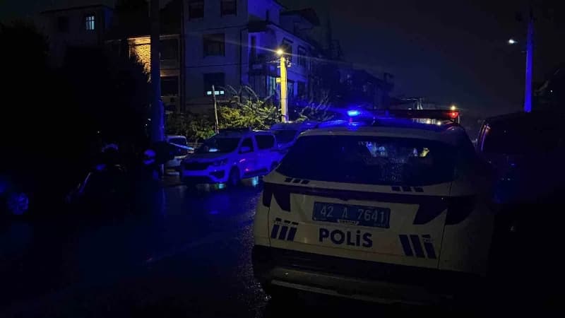 Konya’da iki komşu arasında çıkan kavgada 1 çocuk silahla vurularak yaralandı.