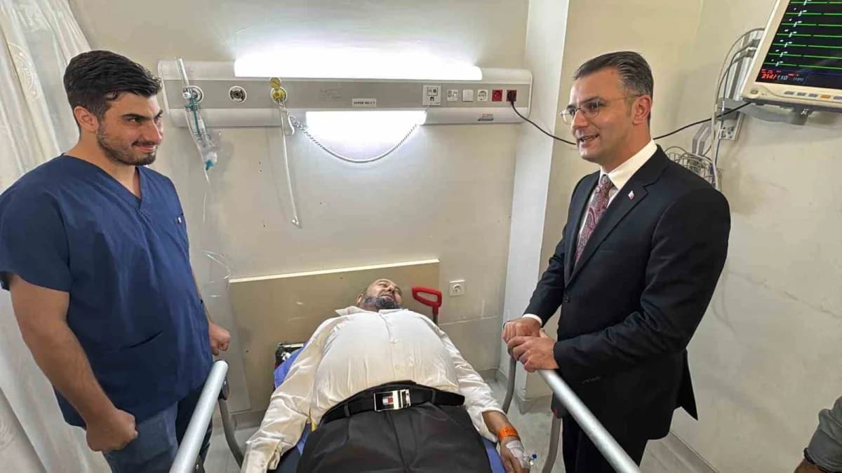 Kulu Kaymakamı Ömer Faruk Canpolat (Sağda) kazanın ardından hastaneye gelerek Kıbrıs Gazisi Üçler Şimşek’i ziyaret etti.