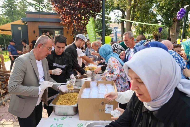 Tarım şehri Konya’da şimdi Pekmez zamanı. Bağları ile meşhur Meram’da Geleneksel Bağbozumu heyecanı yaşandı. Meram Bağla