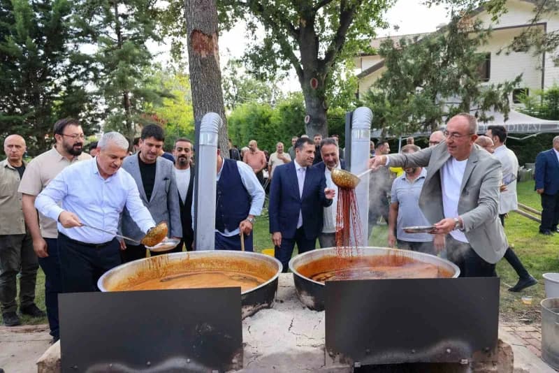 Konya Meram’da geleneksel bağbozumu ve pekmez kaynatma festivalinden renkli görüntüler
