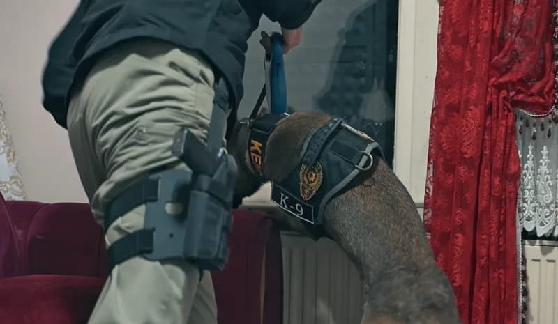 Konya’da polis ekiplerinin düzenlediği Narko-mercek Operasyonunda, uyuşturucu üretiminde kullanılabilecek 7 kilo 50 gram