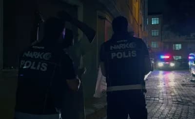 Konya’da polis ekiplerinin düzenlediği Narko-Mercek Operasyonunda ele geçirilen uyuşturucu maddeler ve hammaddeler