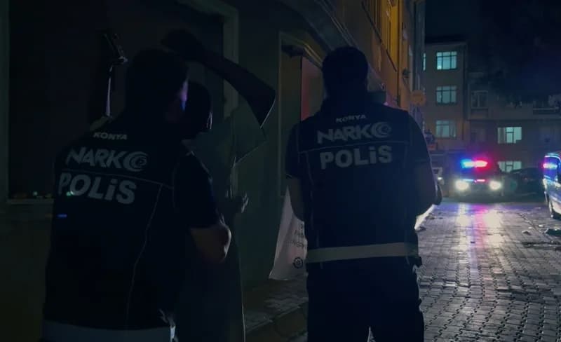 Konya’da polis ekiplerinin düzenlediği Narko-Mercek Operasyonunda ele geçirilen uyuşturucu maddeler ve hammaddeler