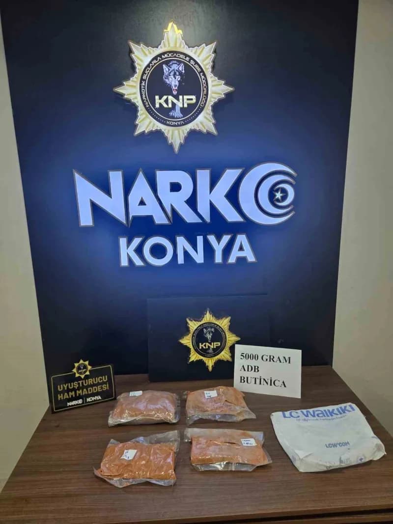Konya’da polis ekiplerinin düzenlediği Narko-mercek Operasyonunda, uyuşturucu üretiminde kullanılabilecek 7 kilo 50 gram