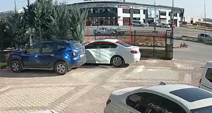 Konya Karatay'da iki otomobilin çarpışması sonucu meydana gelen trafik kazasının güvenlik kamerası görüntüsü