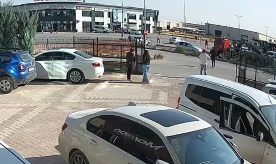 Kaza anı saniye saniye güvenlik kamerasına yansıdı.