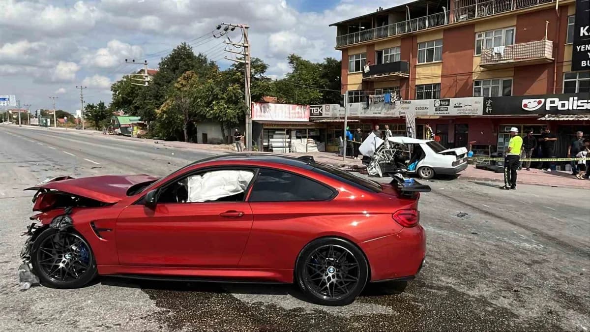 Konya’da 2 otomobilin çarpışması sonucu meydana gelen kazada 3’ü ağır 4 kişi yaralandı. Kazada Tofaş marka otomobil hurd