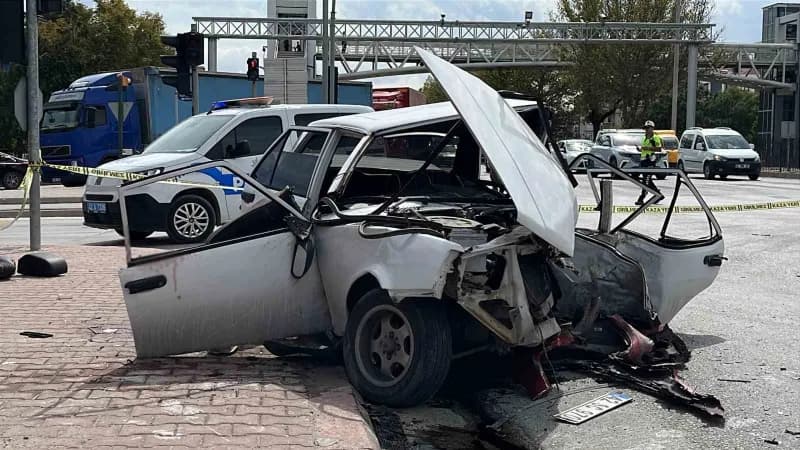 Konya Karatay'da iki otomobilin çarpışması sonucu hurdaya dönen Tofaş marka araç ve olay yeri