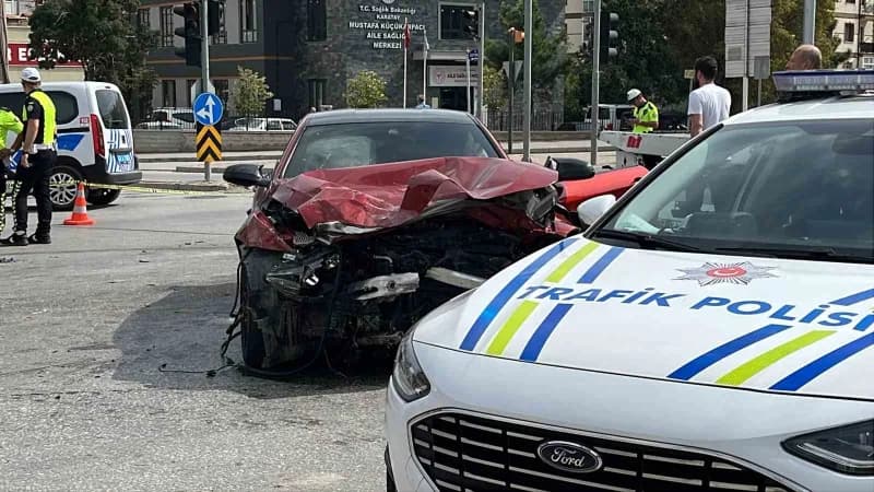 Konya’da 2 otomobilin çarpışması sonucu meydana gelen kazada 3’ü ağır 4 kişi yaralandı. Kazada Tofaş marka otomobil hurd