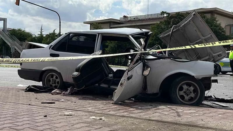 Konya’da 2 otomobilin çarpışması sonucu meydana gelen kazada 3’ü ağır 4 kişi yaralandı. Kazada Tofaş marka otomobil hurd