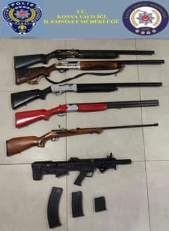 Konya’da polis ekiplerinin ruhsatsız tüfek operasyonu sırasında ele geçirilen tüfekler