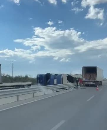 Konya-Karapınar kara yolunda kontrolden çıkan tırın devrilmesi sonucu yola saçılan yükler ve olay yeri
