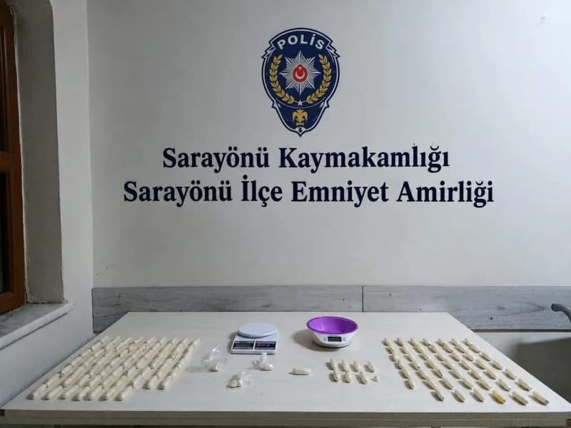 Konya'da polis ekipleri uyuşturucu operasyonunda şüphelileri gözaltına alıyor
