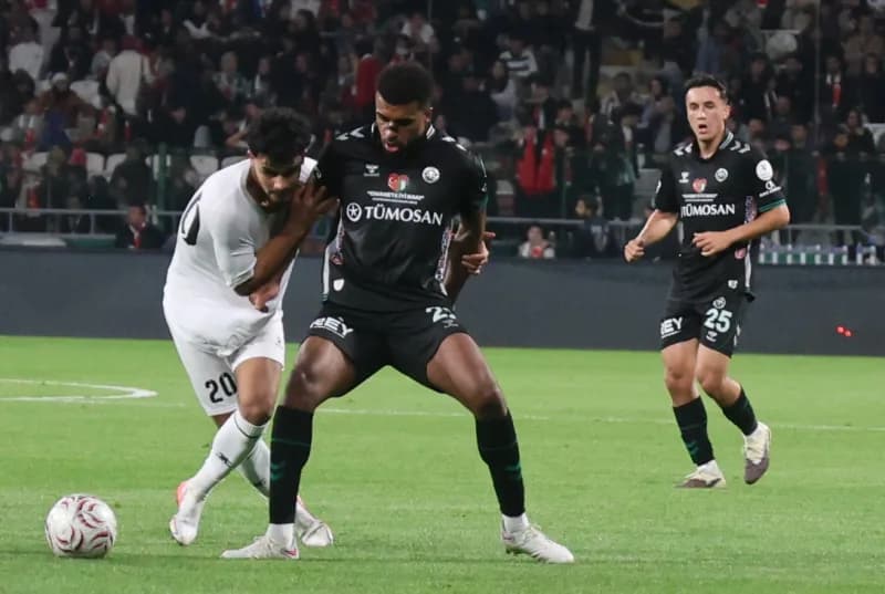 Konya Büyükşehir Belediye Stadyumu'nda Konyaspor ile Filistin Milli Takımı arasında oynanan dostluk maçından bir kare