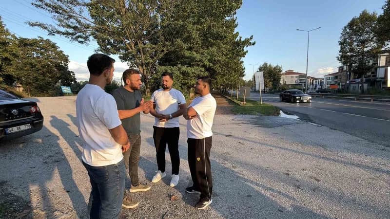 Sakarya’nın Adapazarı ilçesinde zincirini koparan sahipli bir köpeğin saldırısına uğrayan ve saldırıdan sürücülerin korn