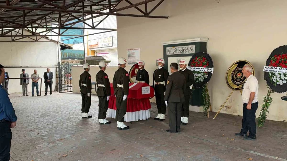 Şahin’in Türk bayrağına sarılı naaşı, ilçe merkezinde düzenlenen cenaze törenine getirildi