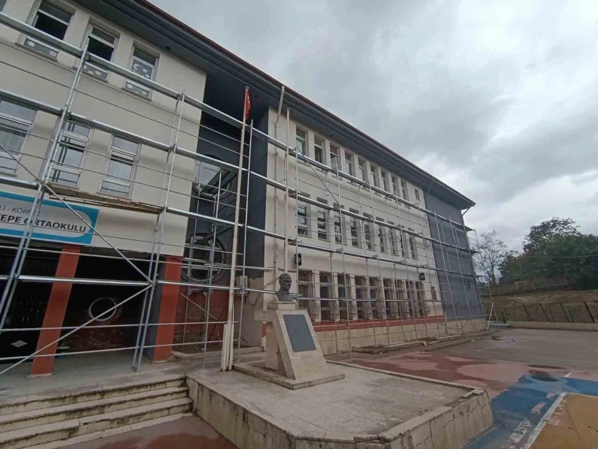 Körfez’de belediye ekiplerinin okullarda bakım ve onarım çalışması yapması