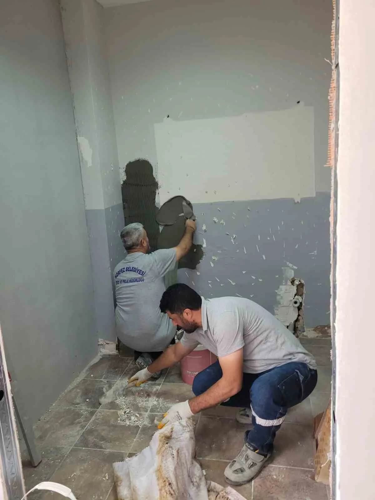 Körfez'de Belediye ekiplerince eğitim kurumlarında bakım ve onarım çalışmaları gerçekleştiriliyor.