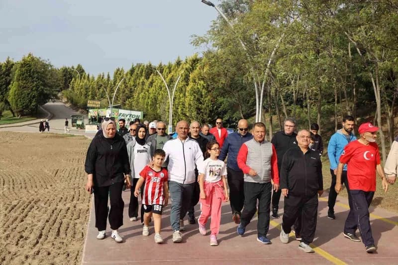 Körfez Tütünçiftlik Sahili'nde sağlıklı yaşam için düzenlenen 10 kilometrelik yürüyüş etkinliğinden renkli görüntüler