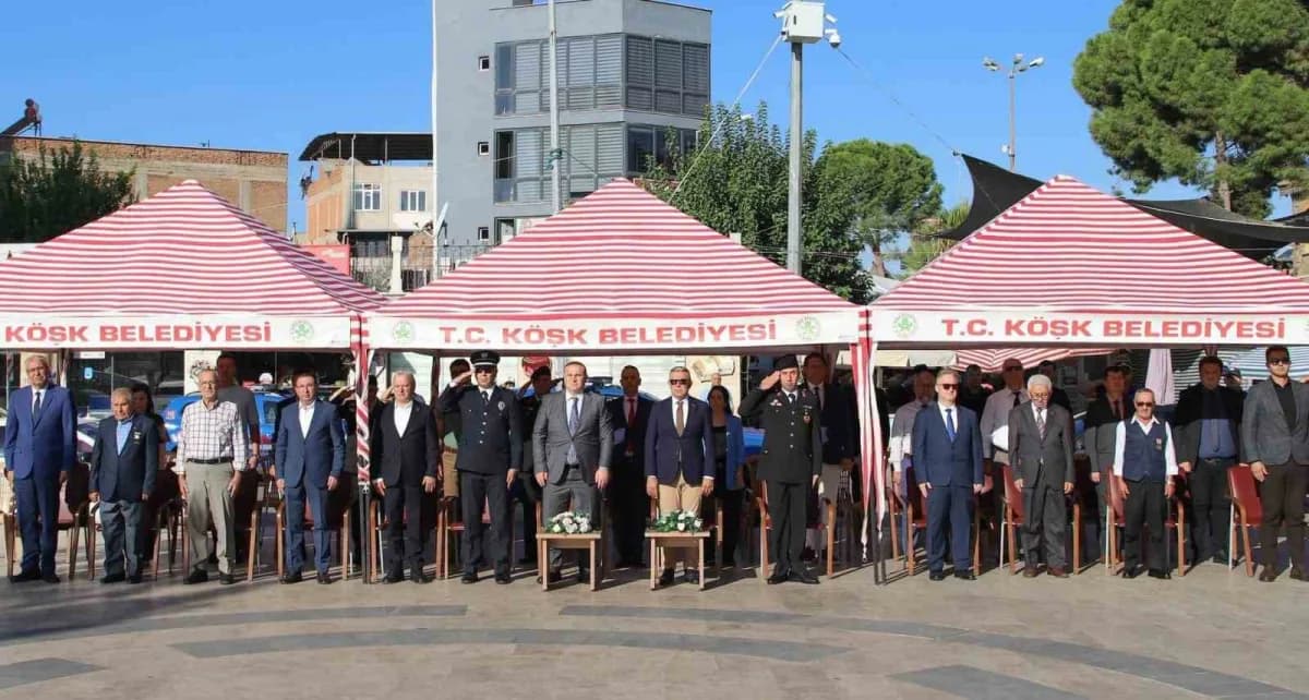 Köşk Kent Meydanı Atatürk Anıtı önünde 19 Eylül Gaziler Günü töreni