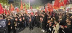Kosova’da Prizren Şadırvan Meydanı’nda yağmur altında Özel Mahkeme kararını protesto eden binlerce kişi