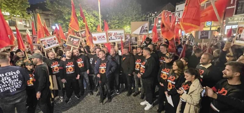 Kosova’da Prizren Şadırvan Meydanı’nda yağmur altında Özel Mahkeme kararını protesto eden binlerce kişi