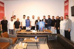 Kovancılarspor yönetimi ve futbolcuları, Elazığ TSO Başkanı İdris Alan’ı seçim irtibat ofisinde ziyaret ederken