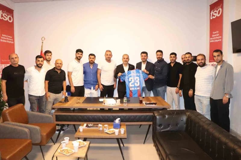 Kovancılarspor yönetimi ve futbolcuları, Elazığ TSO Başkanı İdris Alan’ı seçim irtibat ofisinde ziyaret ederken