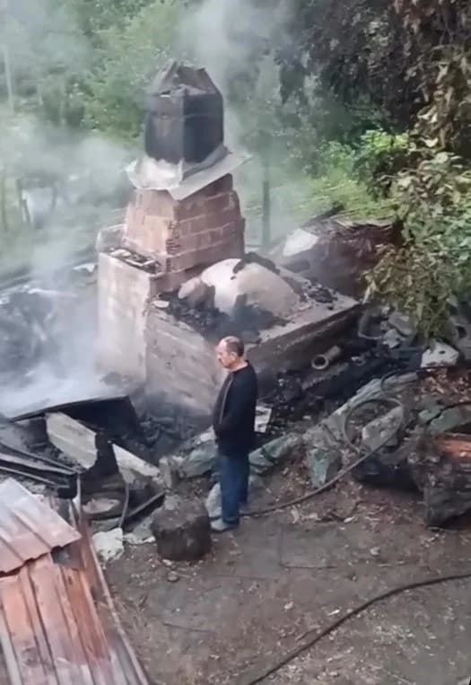 Kastamonu Taşköprü ilçesinde köy fırınında çıkan yangında itfaiye ekipleri müdahale ediyor