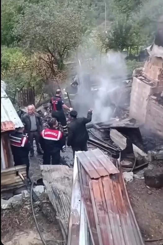 Kastamonu'nun Taşköprü ilçesinde köy fırınında çıkan yangın itfaiye ekipleri tarafından söndürüldü.