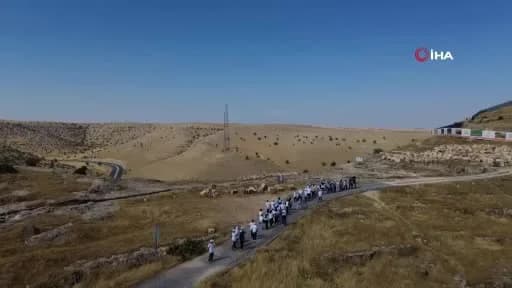 Köy okulu öğrencileri Diyarbakır Çınar'daki tarihi Zerzevan Kalesi'ni geziyor