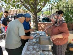 Muğla Köyceğiz Toparlar Mahallesi Merkez Camii bahçesinde düzenlenen geleneksel aşure etkinliğinde kazanlarda aşure pişi