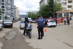 Kozan ilçesinde okul çevresinde polis ekiplerinin motosiklet ve araç denetimi yaptığı güvenlik uygulaması