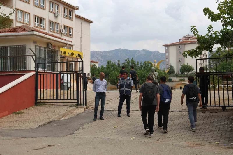 Polis ekipleri, öğrencilerin giriş ve çıkış saatlerinde okul önlerinde ve çevresinde denetimlerini sıklaştırırken, şüphe